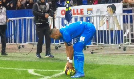 西甲半场：亚当斯门前造险，瓦伦西亚暂0-0塞维利亚（西甲半场：亚当斯禁区内险些破门，瓦伦西亚与塞维利亚暂时0-0）