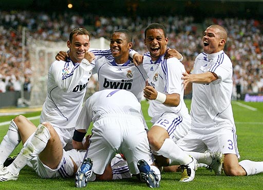 套娃，久保建英坐在涩谷的大久保建英像下握着一个小久保建英（涩谷套娃名场面：久保建英在自己巨像下手持迷你版自己）