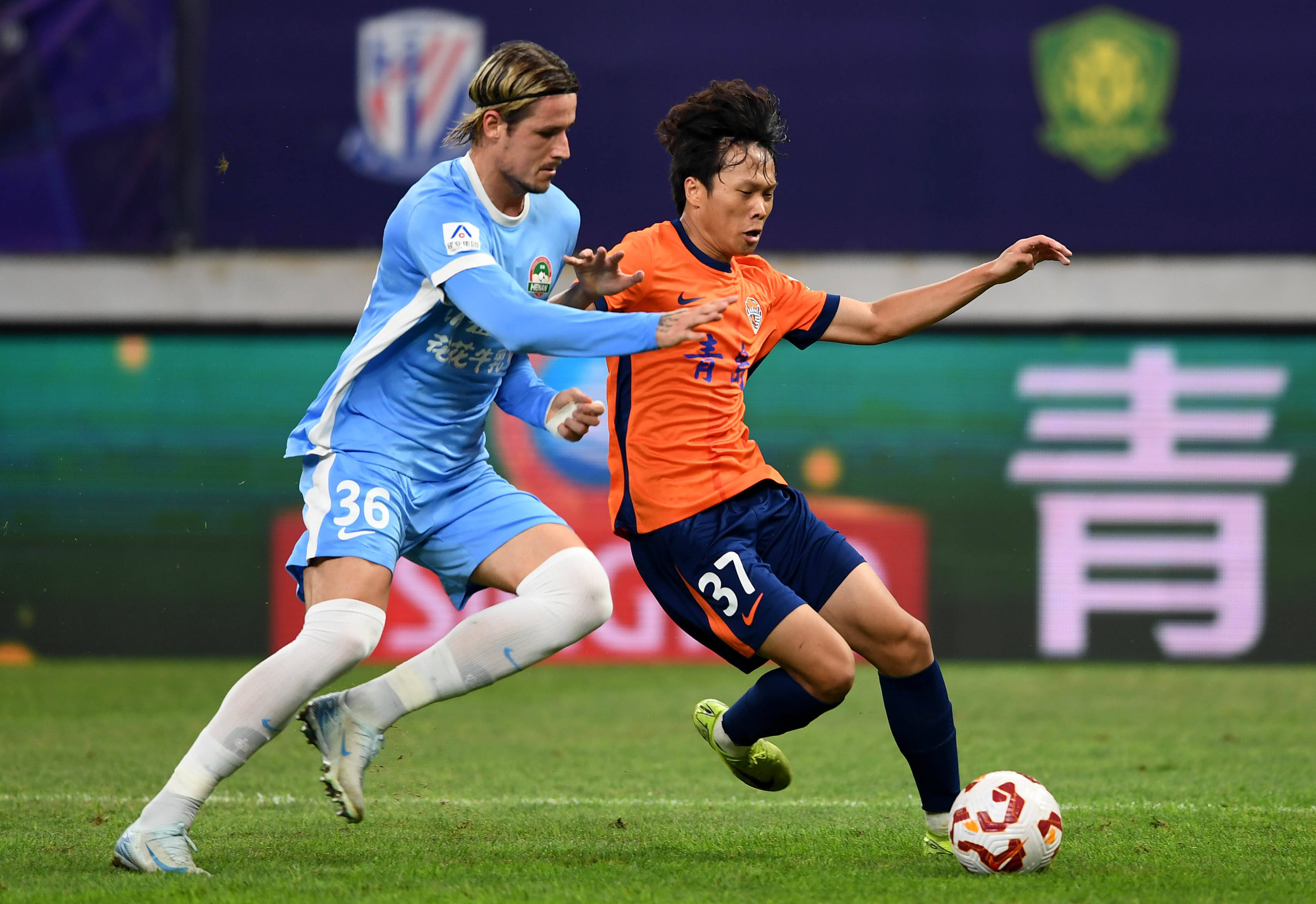 詹姆斯谈NBA杯出局：我不在乎这个，有没有杯赛我都热爱打球（詹姆斯回应NBA杯出局：杯赛与否无关紧要，我依旧热爱打球）