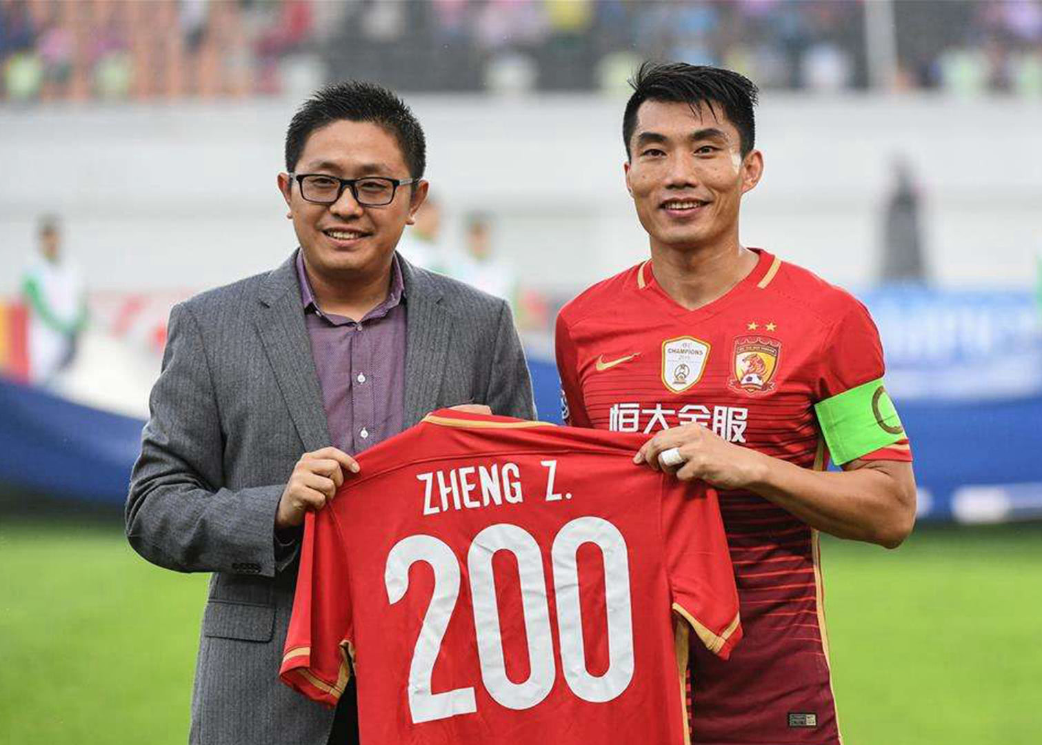 莱万：我经常带伤上场，肋骨骨折也硬撑；不着急决定未来（莱万：带伤出战成常态，肋骨骨折也坚持；未来去留不着急）