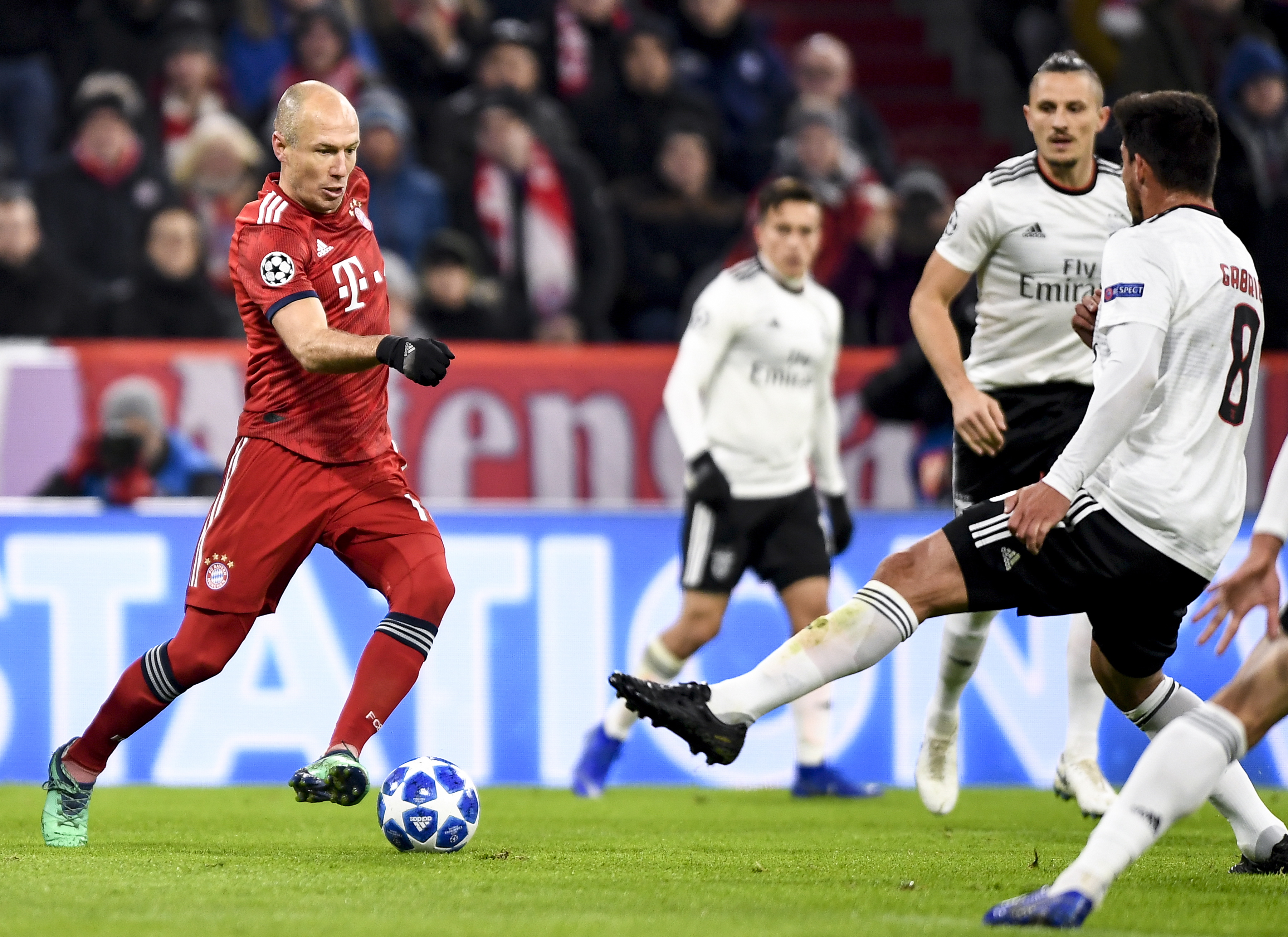 埃迪-豪谈伊萨克：想回到球队训练，你得先证明自己配得上（埃迪-豪：伊萨克若想回归球队训练，必须先证明自己有资格）