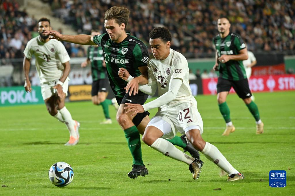 拜仁莱万多夫斯基连续两场梅开二度