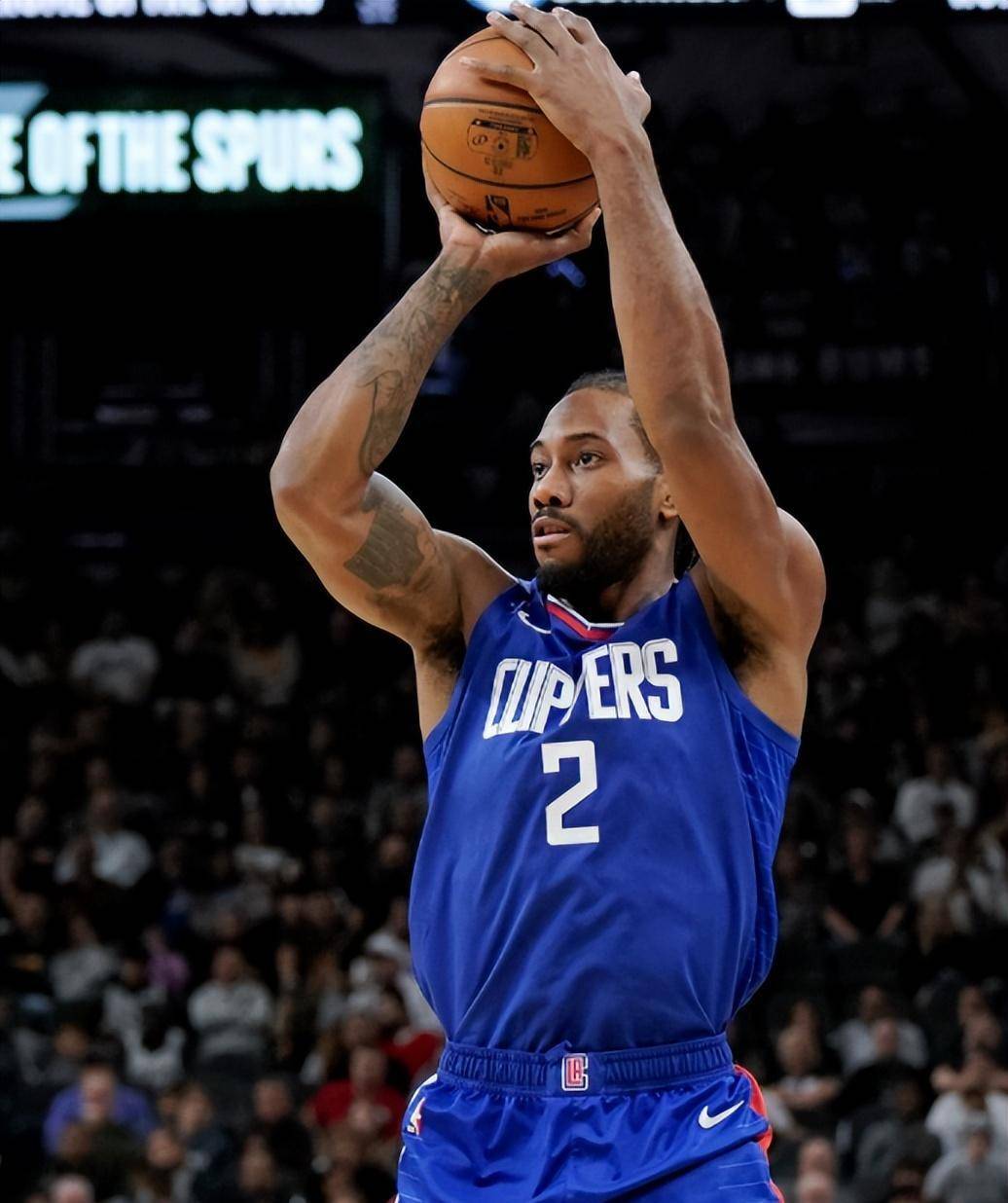 再遭失利，内马尔不满自己被换下并直接返回更衣室（再度失利，内马尔不满被换下径直返回更衣室）