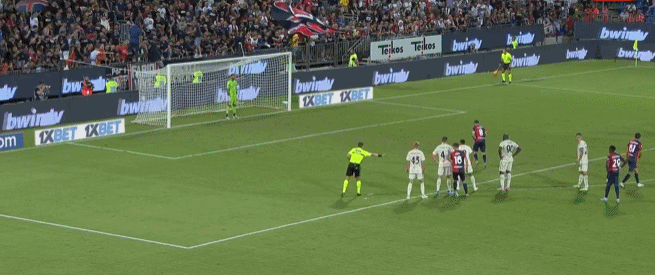 阿斯：皇马对贝林被肘后裁判未看回放感到愤怒，认为标准不一（阿斯：皇马不满裁判未回看贝林被肘，质疑判罚尺度不一）