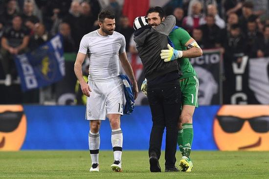 判若两队，武汉三镇前14轮5胜3平6负，后16轮1胜4平11负（反差悬殊：武汉三镇前14轮5胜3平6负，后16轮仅1胜4平11负）