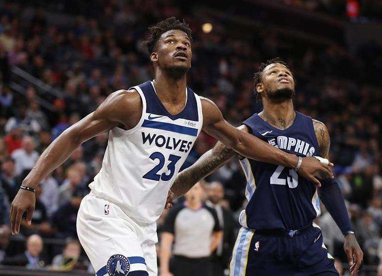 庆祝波兰独立日，莱万将纽约帝国大厦点亮为白红色（莱万为波兰独立日点亮纽约帝国大厦白红灯光）